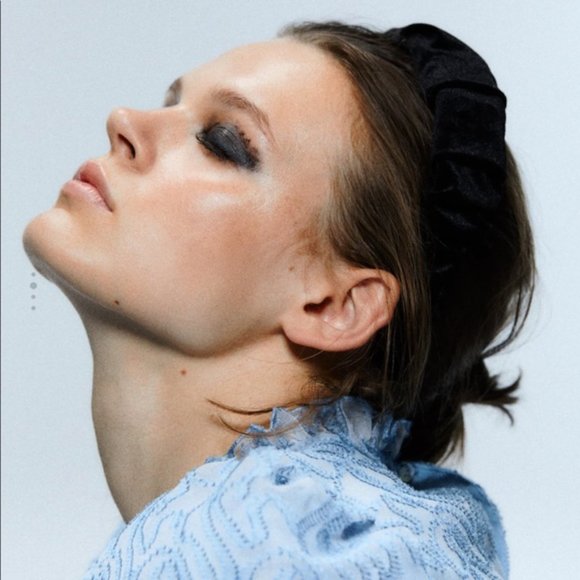 ZARA Black Velvet Scrunchie Rigid Headband main image 4